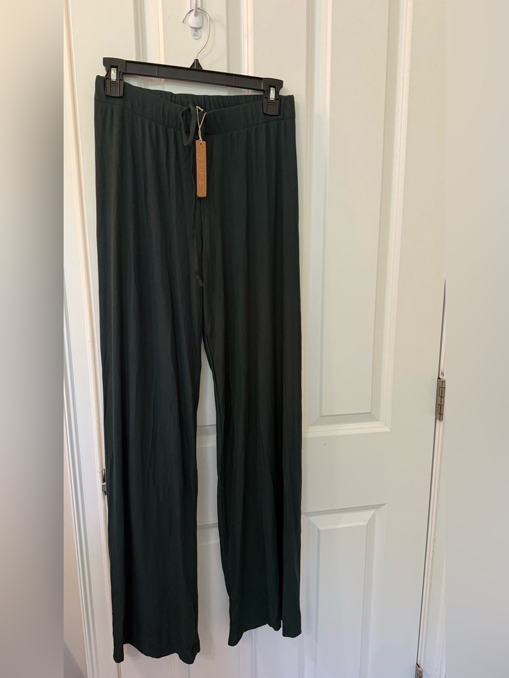 NWT SKIMS Soft Lounge Sleep Pant in size Small in cypress - Picture 2 of 4